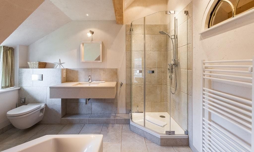 Modernes Badezimmer mit Dusche und Badewanne