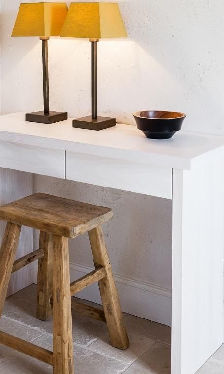 Schlichter Tisch mit Lampen und Schale