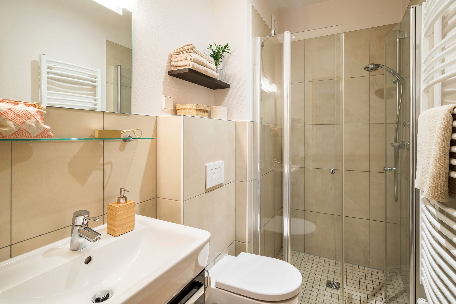 Badezimmer mit Dusche und modernem Design