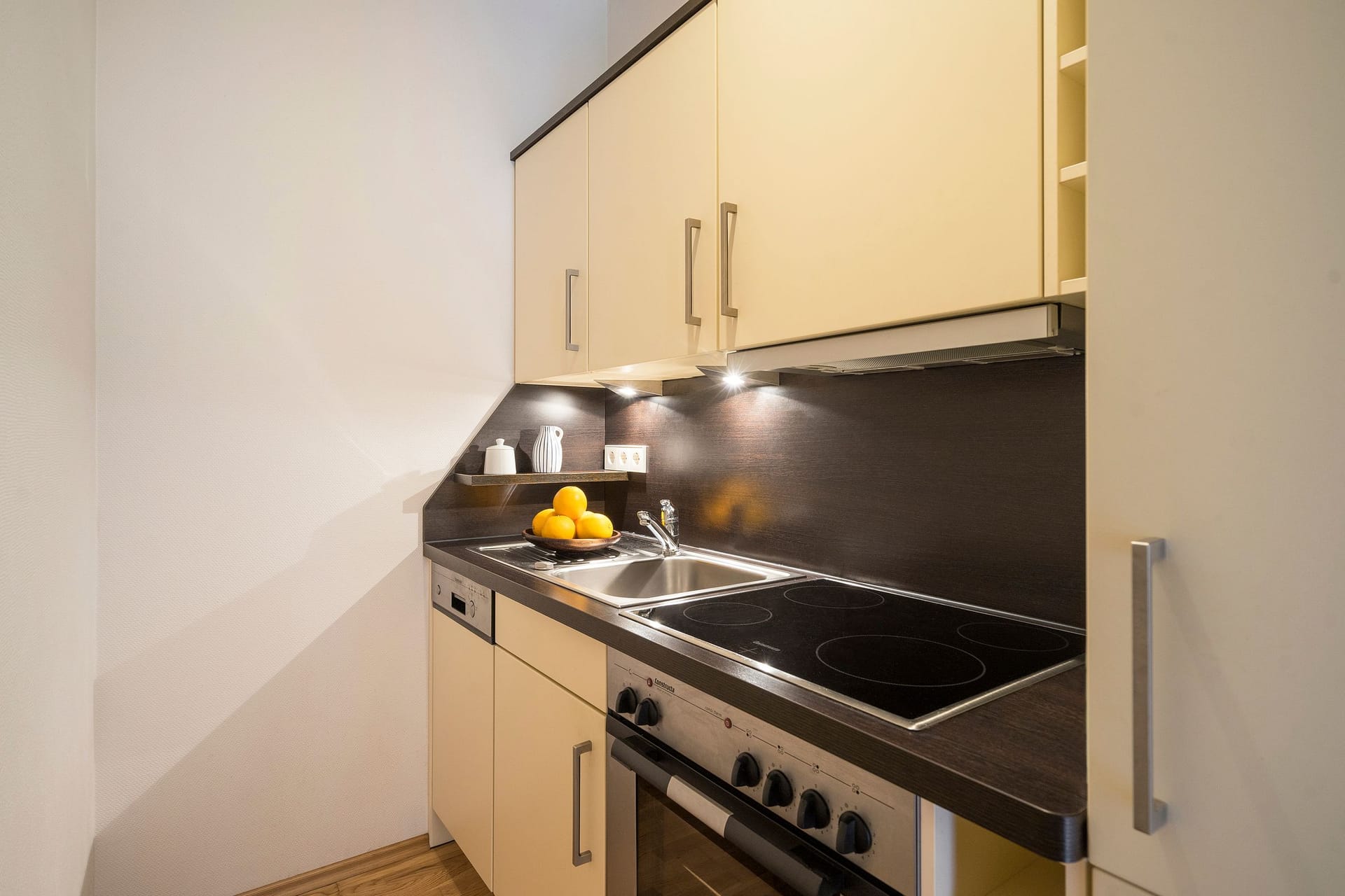 Moderne Küche mit Kochbereich und Arbeitsfläche