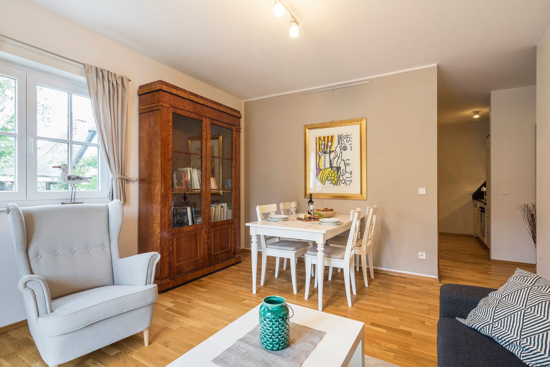 Wohnzimmer mit Essbereich und Sessel