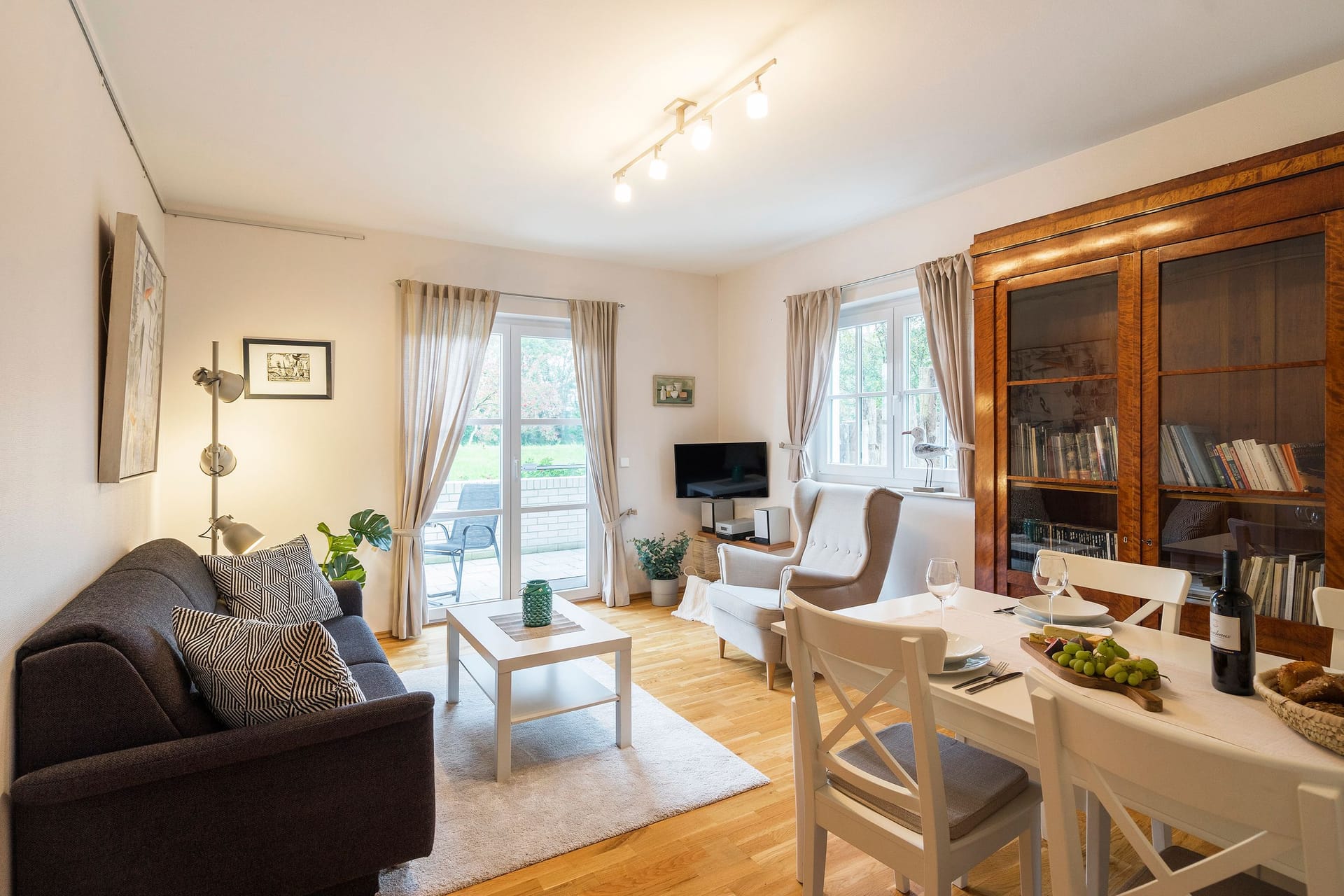 Gemütliches Wohnzimmer mit Sofa und Esstisch