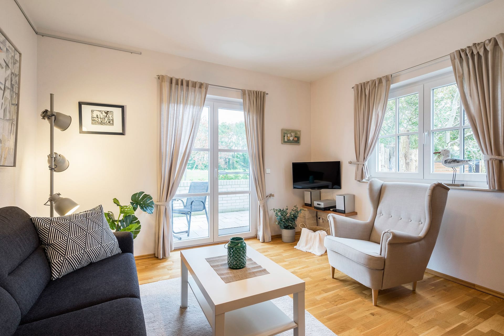 Gemütliches Wohnzimmer mit stilvollem Möbel