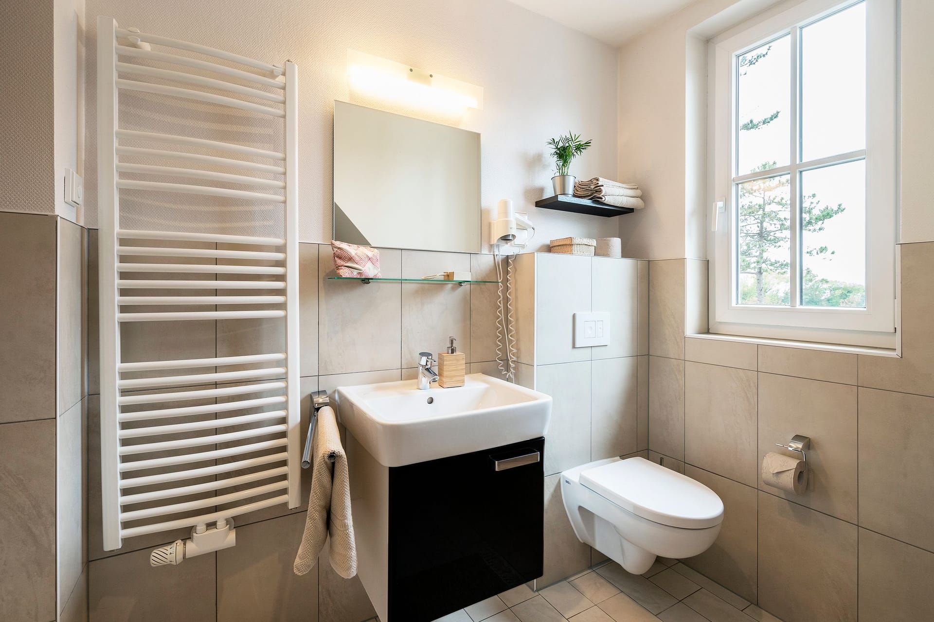 Modernes Badezimmer mit Waschbecken und Fenster.