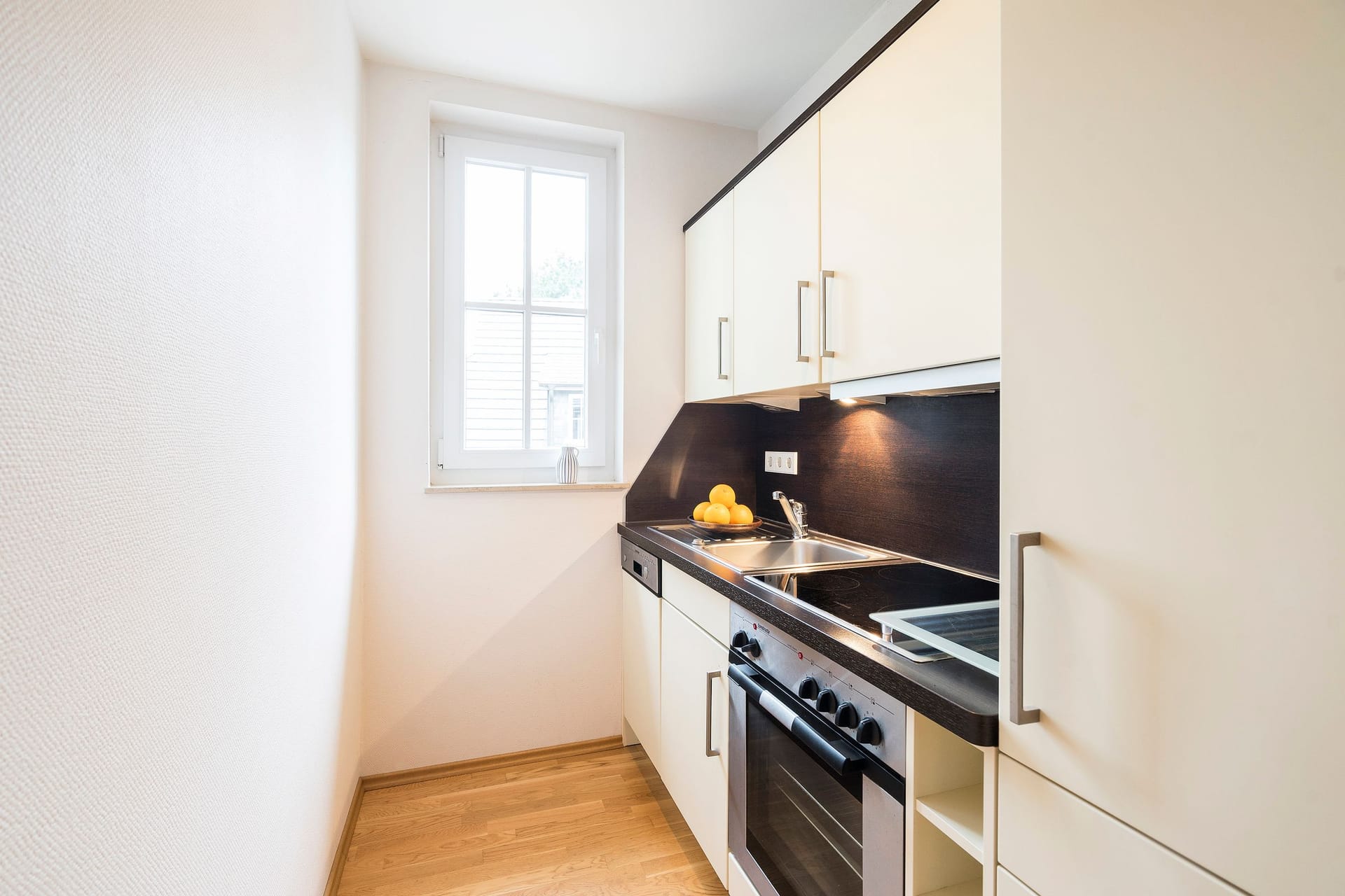 Küche mit modernem Design und Fenster.