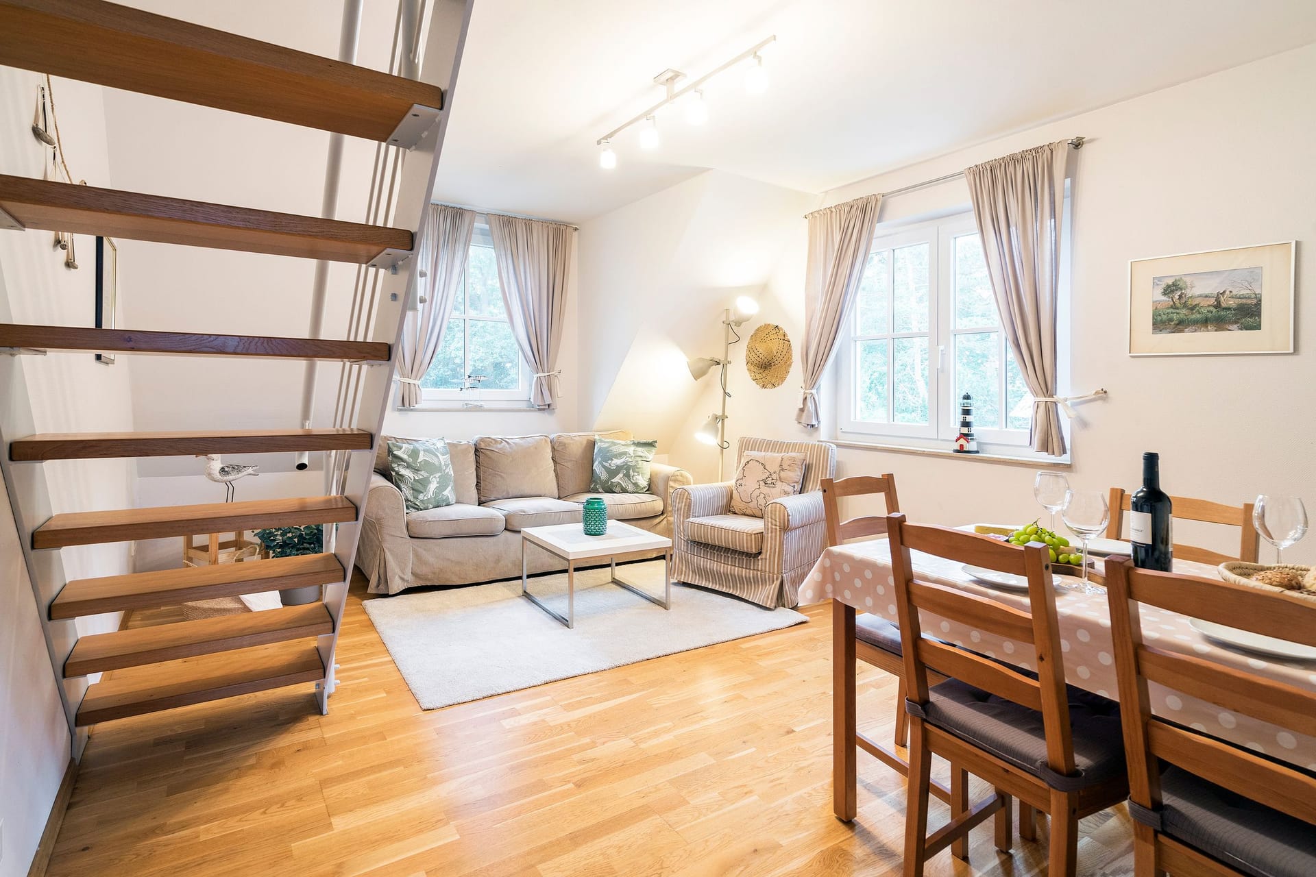 Gemütliches Wohnzimmer mit Sofa und Esstisch.