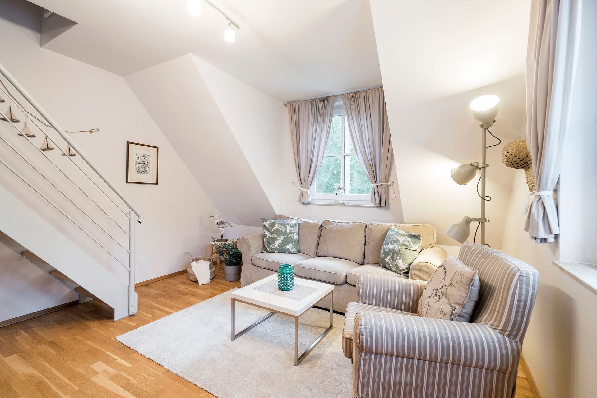 Gemütliches Wohnzimmer mit Sofa und Couchtisch.