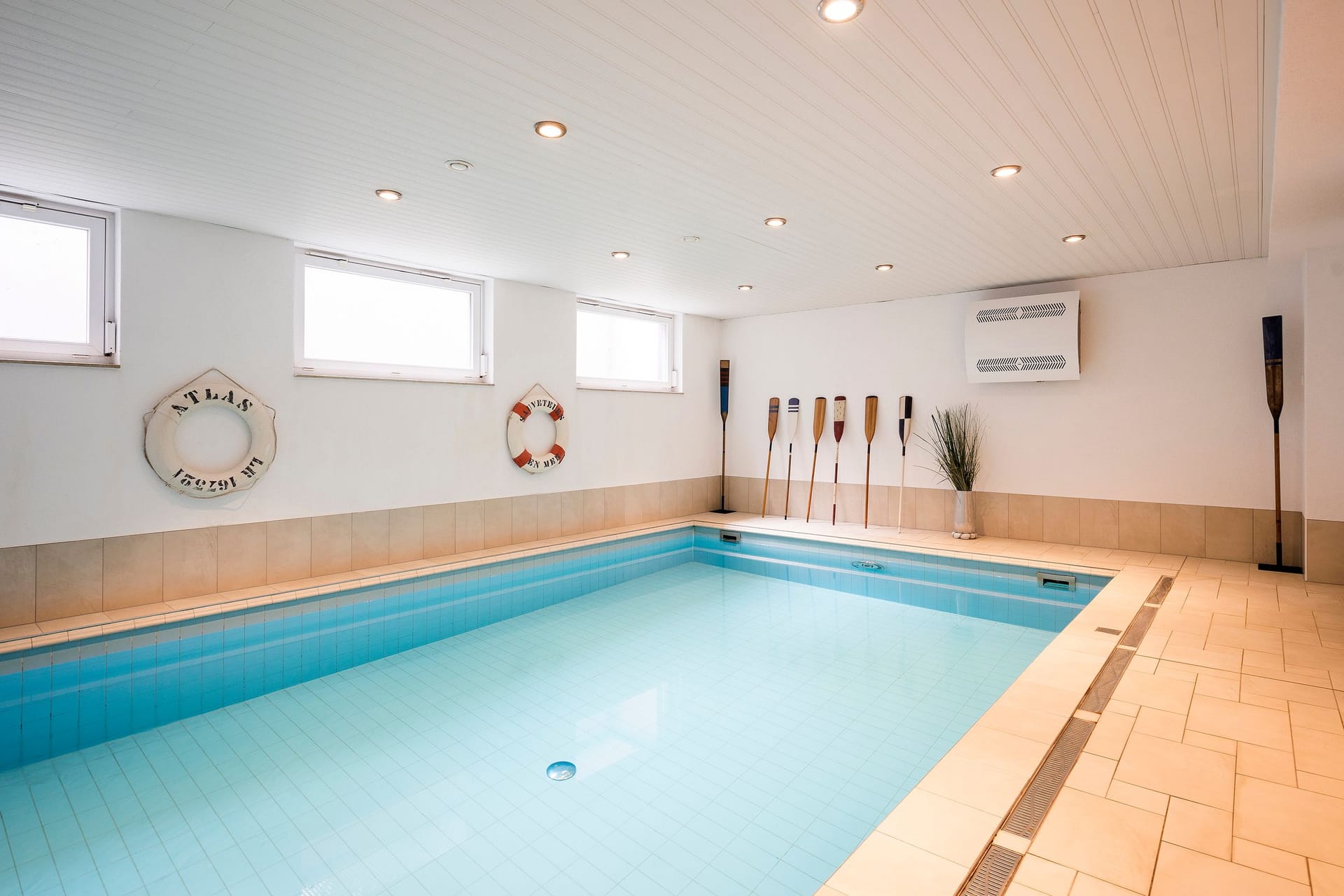 Innenansicht eines Pools mit natürlichen Lichtquellen.