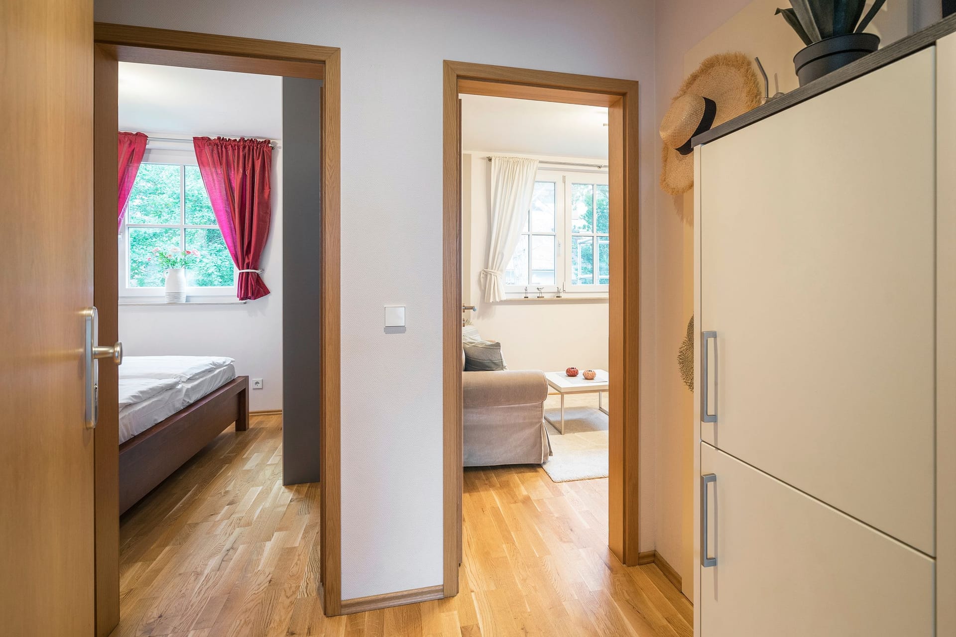 Flur mit Zugang zu Schlafzimmer und Wohnzimmer