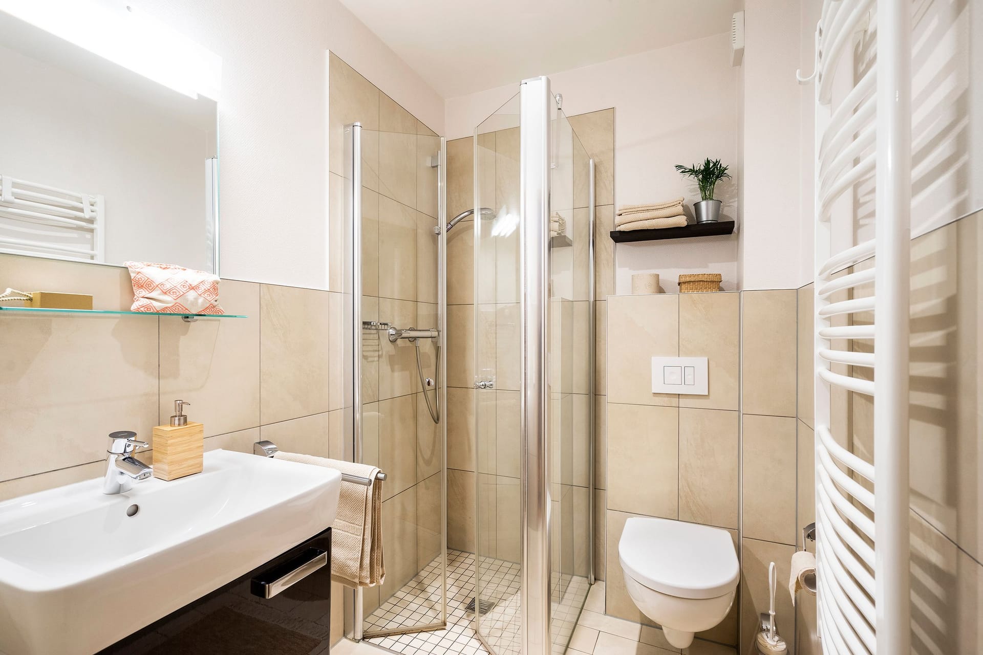 Modernes Badezimmer mit Dusche und Waschbecken