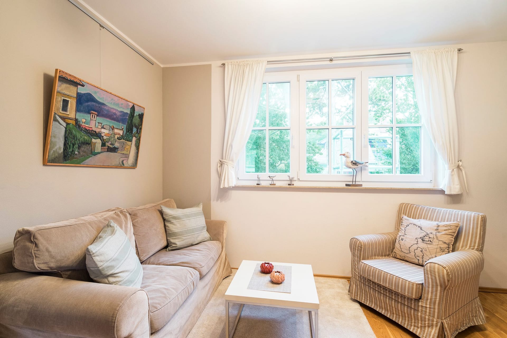 Helles Wohnzimmer mit Sofa und Sessel