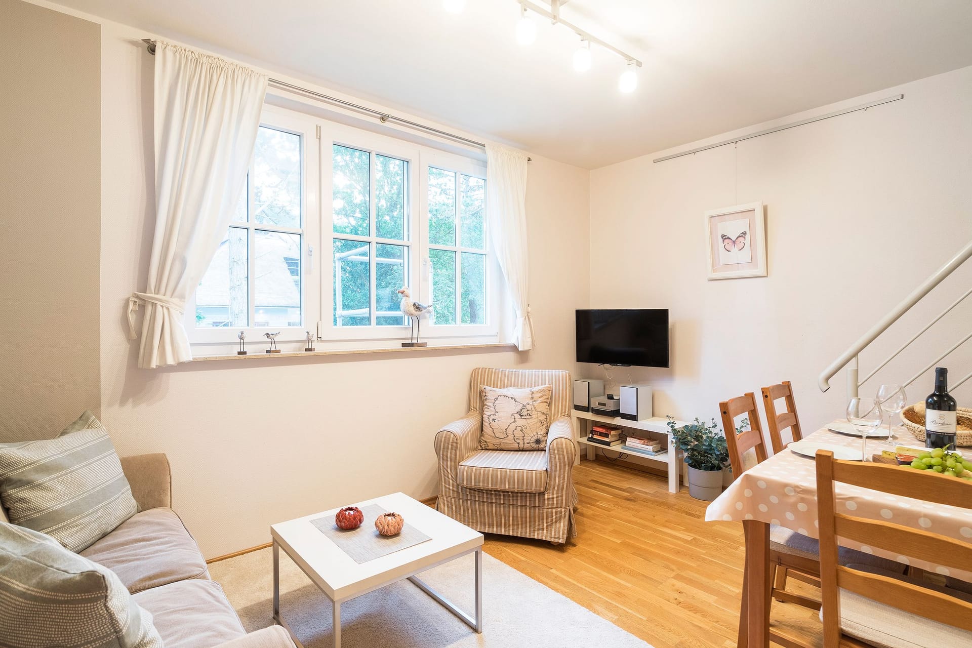 Gemütliches Wohnzimmer mit moderne Möbeln