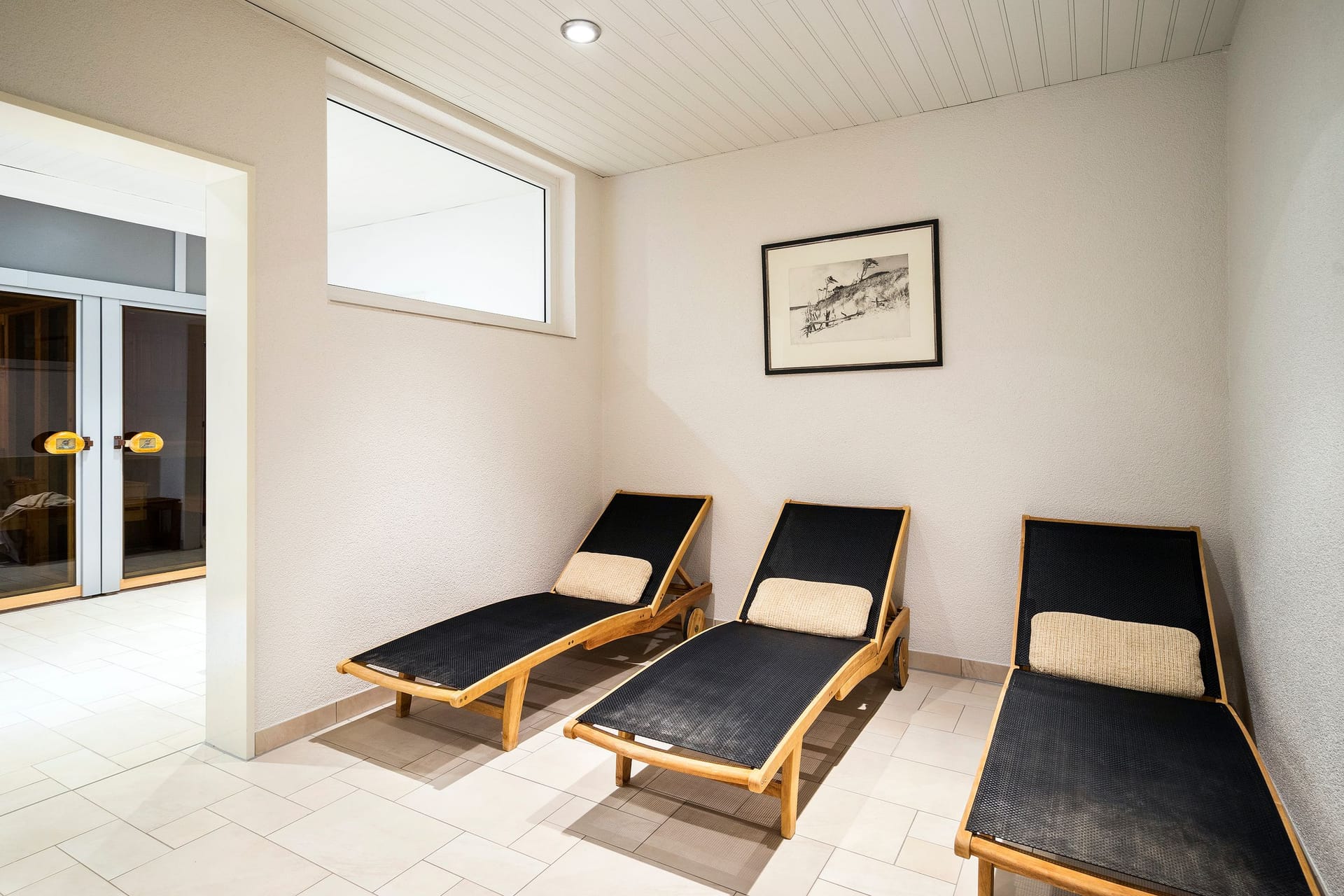 Wellnessbereich mit Liegen und Kunstwerk