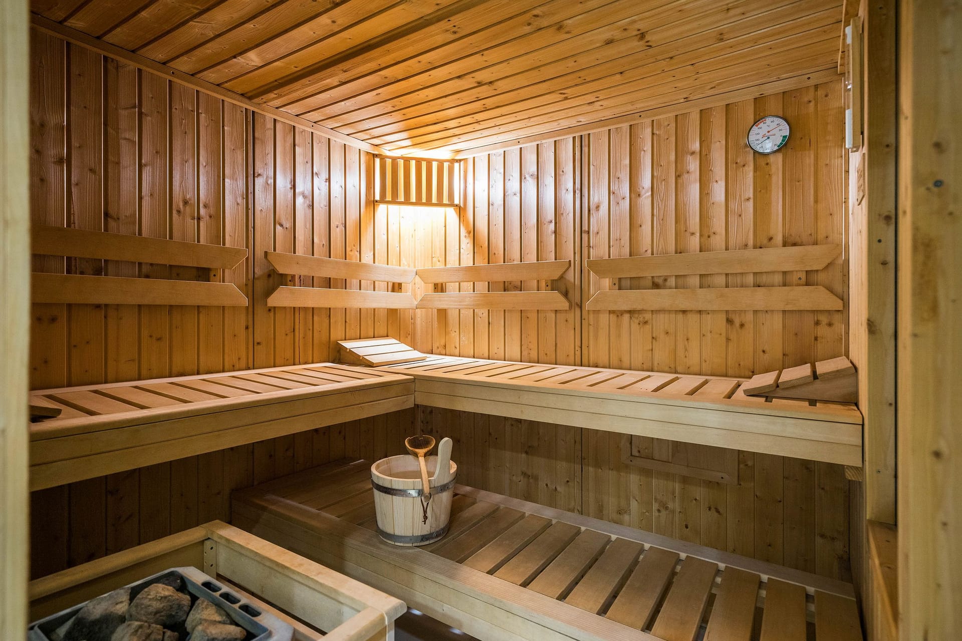 Innenansicht einer modernen Sauna