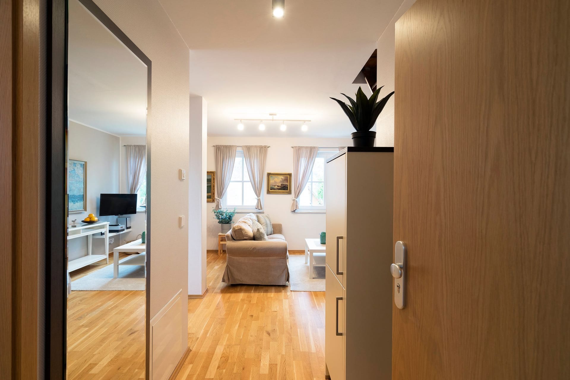 Helles Wohnzimmer mit Sofa und Fernseher