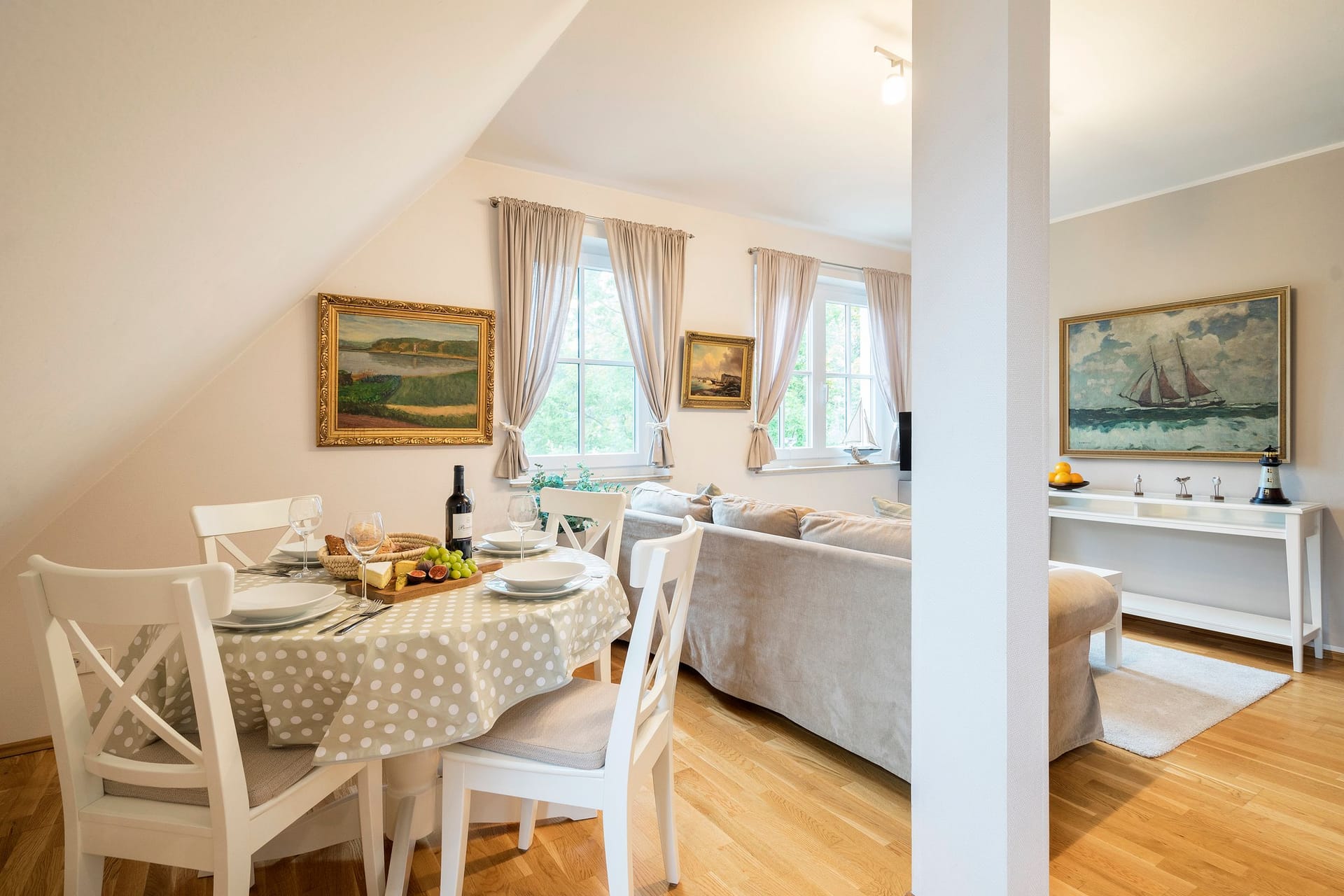 Gemütliches Wohnzimmer mit Esstisch und Sofa