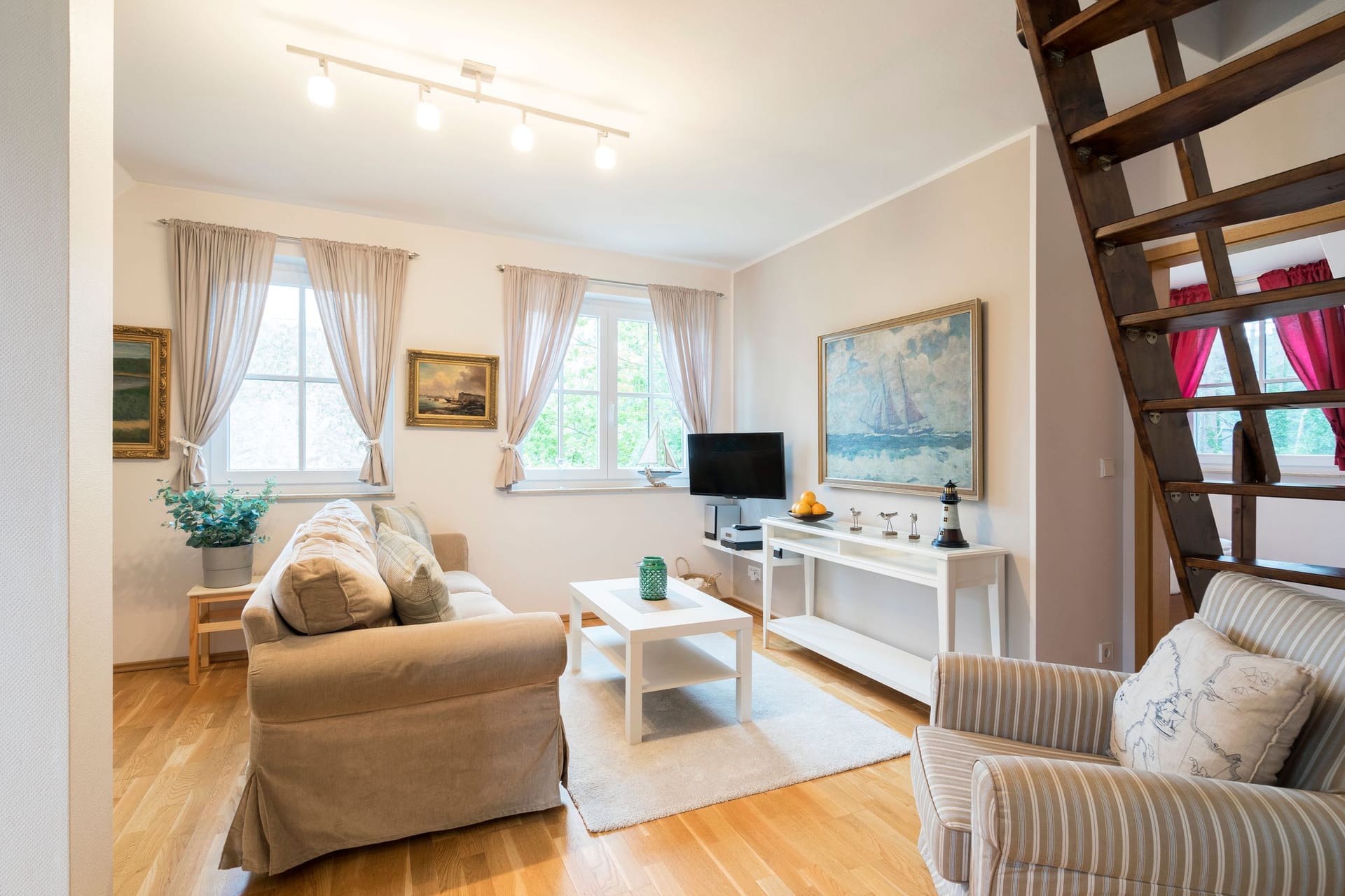 Helles Wohnzimmer mit Sofa und Fernseher