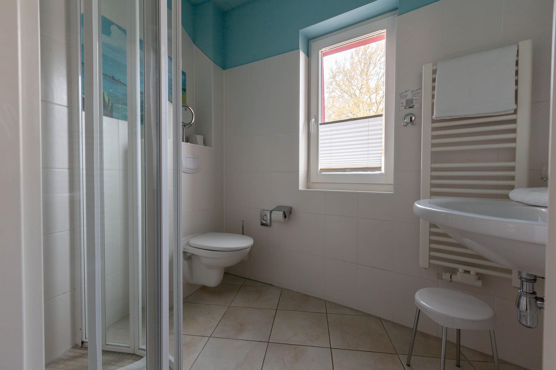 Kleines modernes Badezimmer mit Dusche