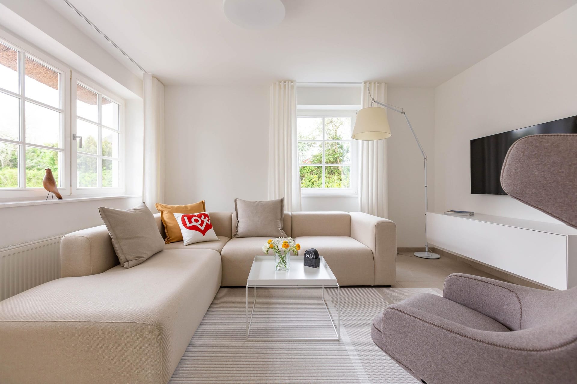 Heller Wohnraum mit Sofa und Couchtisch