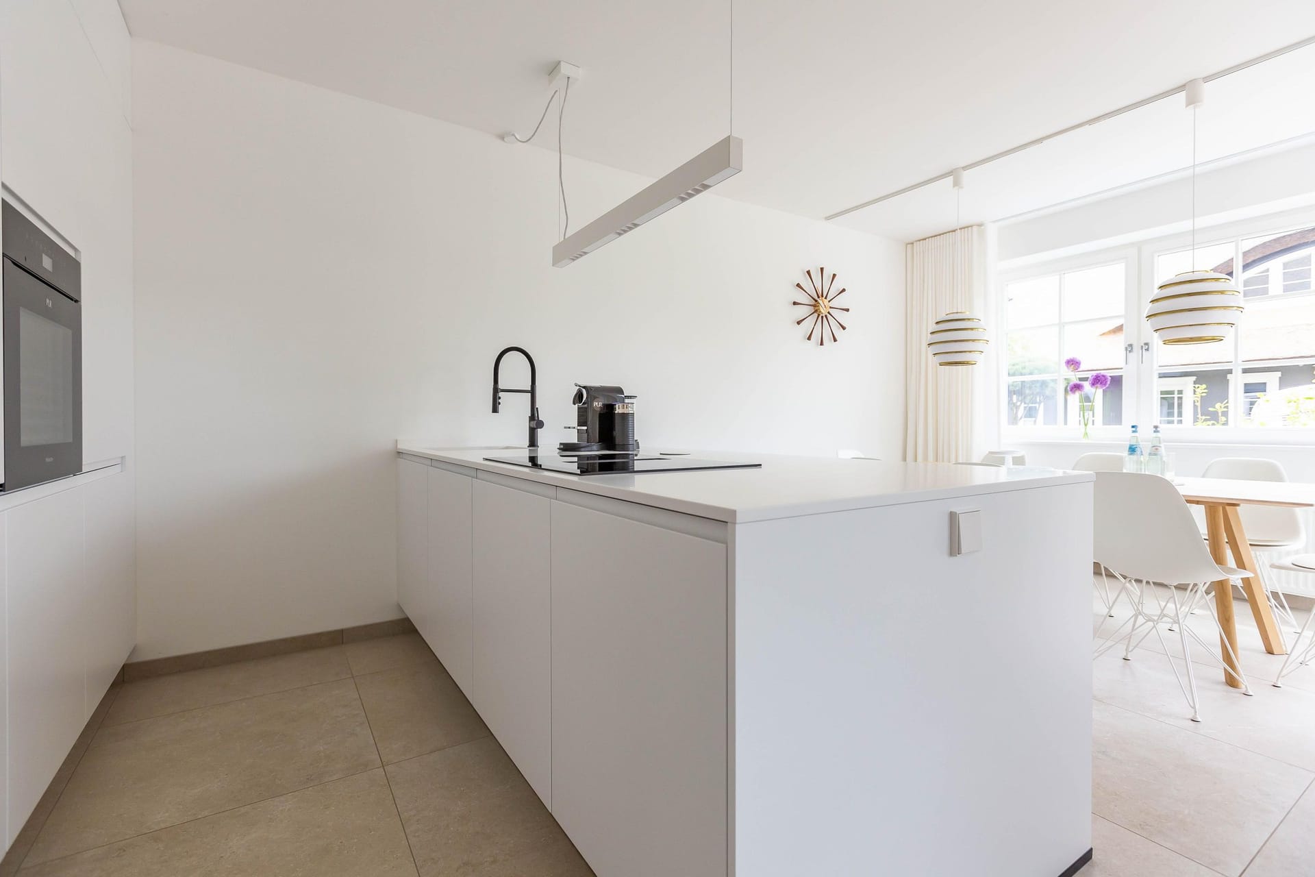 Moderne Küche mit Kochfeld und Fenster.