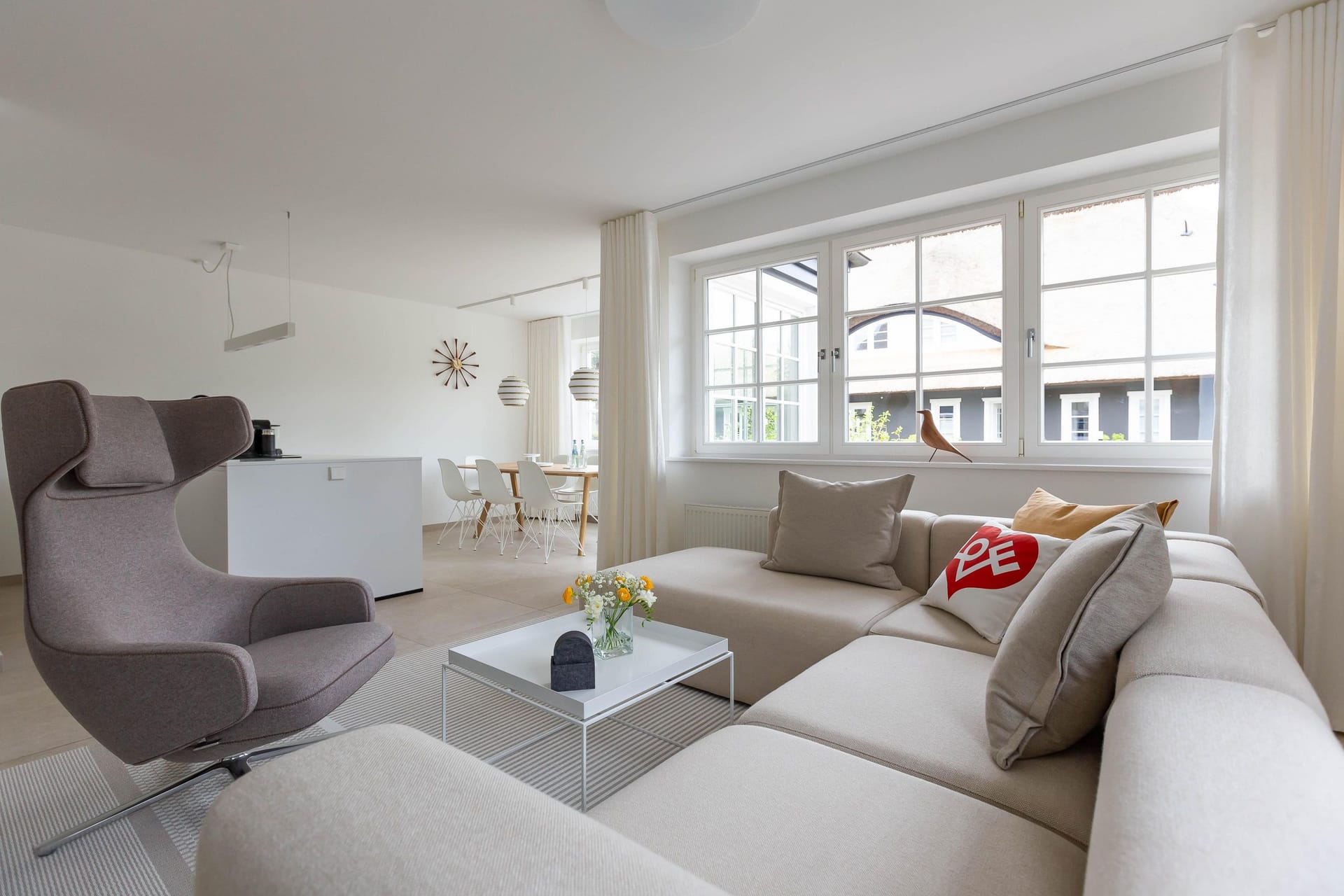 Modernes Wohnzimmer mit Sofa und Sessel