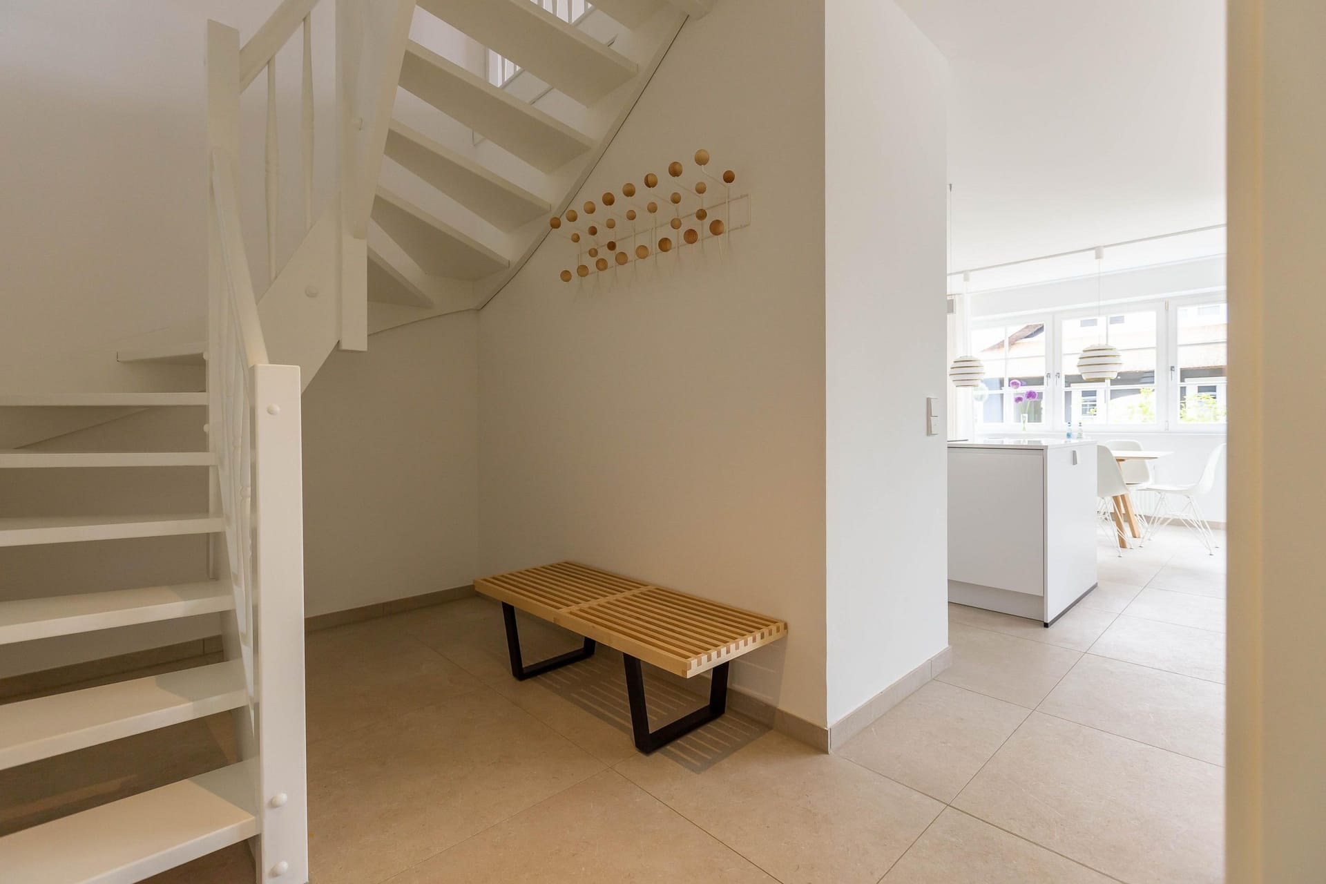 Eingangsbereich mit Treppe und Holzbank