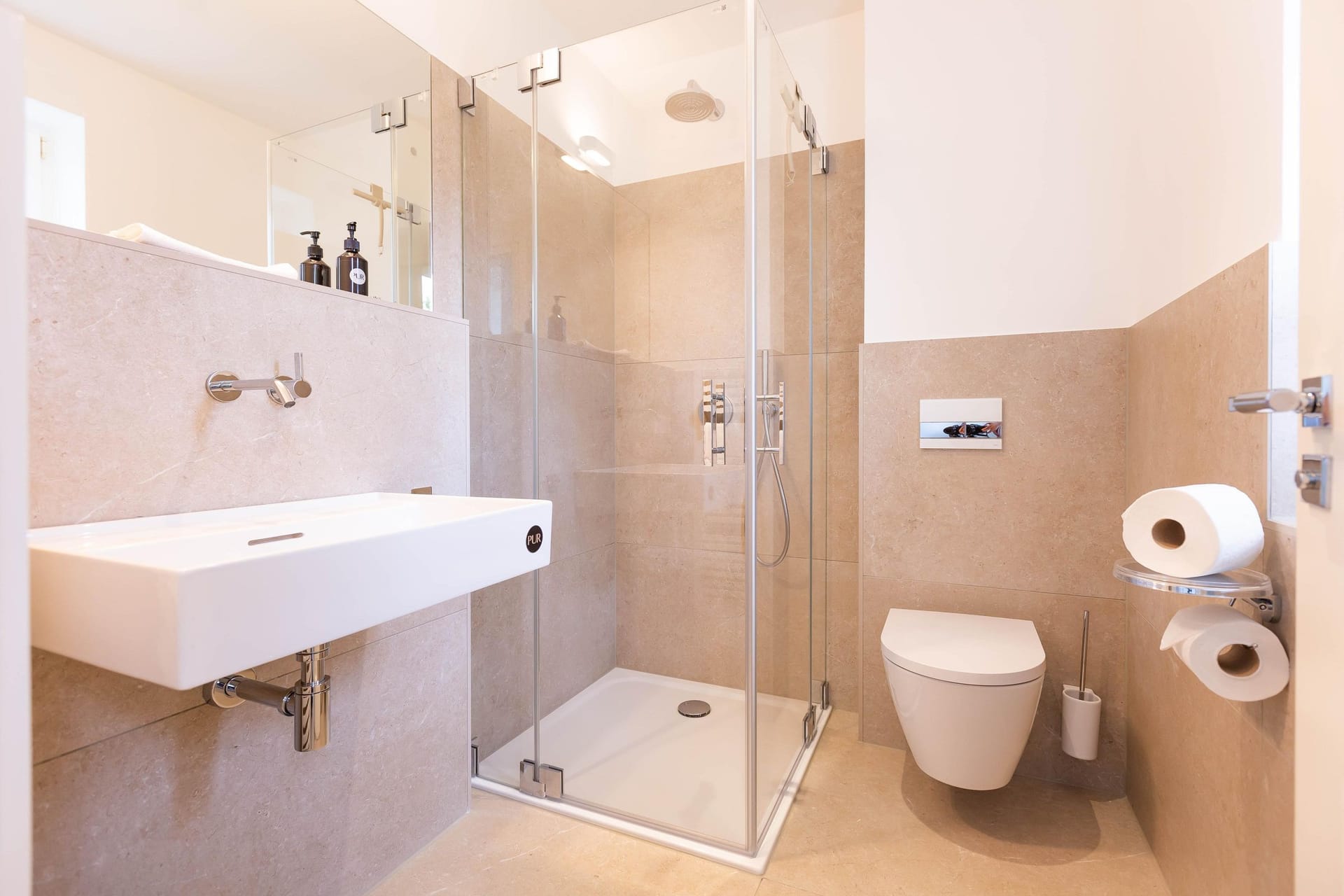 Modernes Badezimmer mit Dusche und Waschbecken
