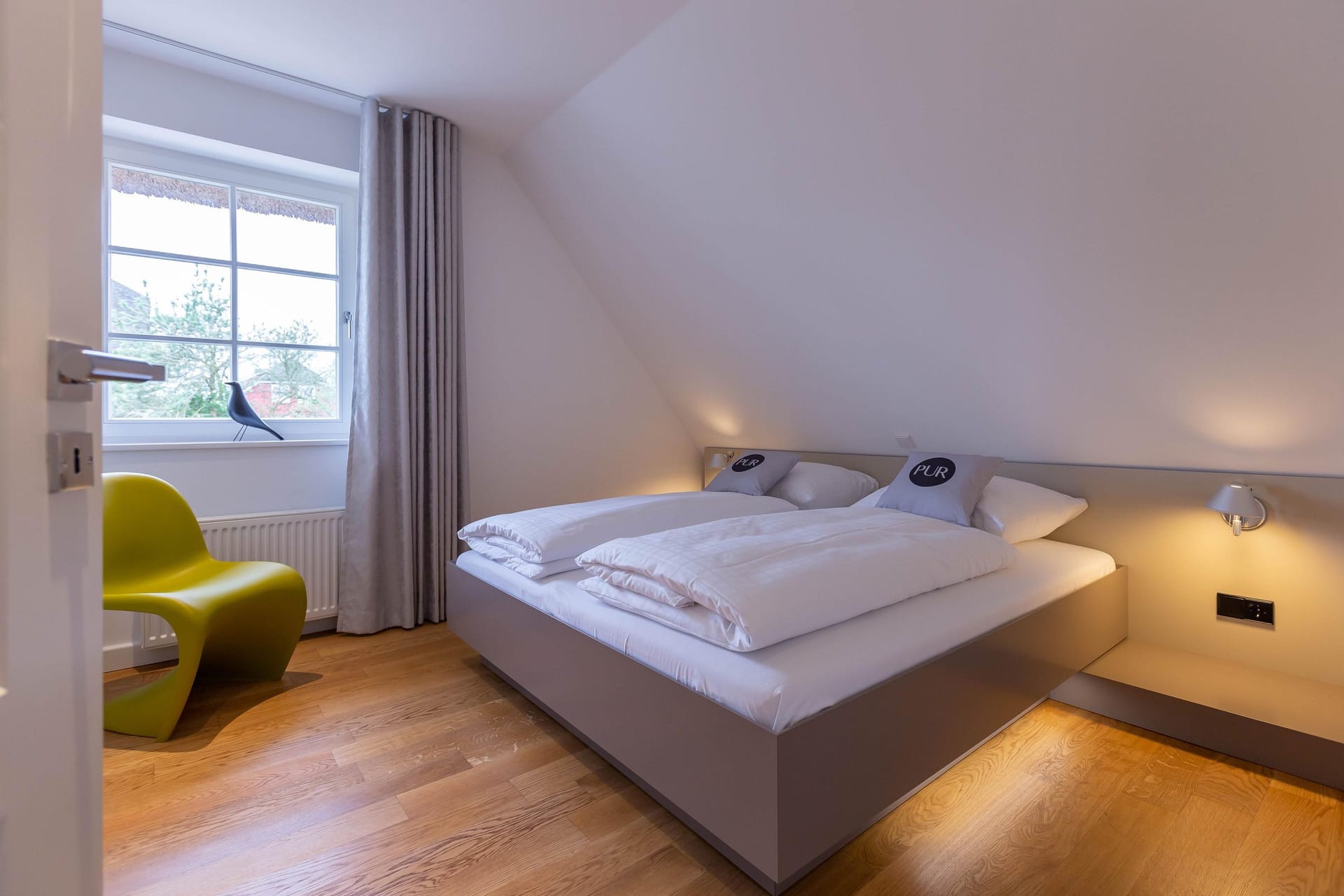 Schlafzimmer mit modernem Design und Doppelbett