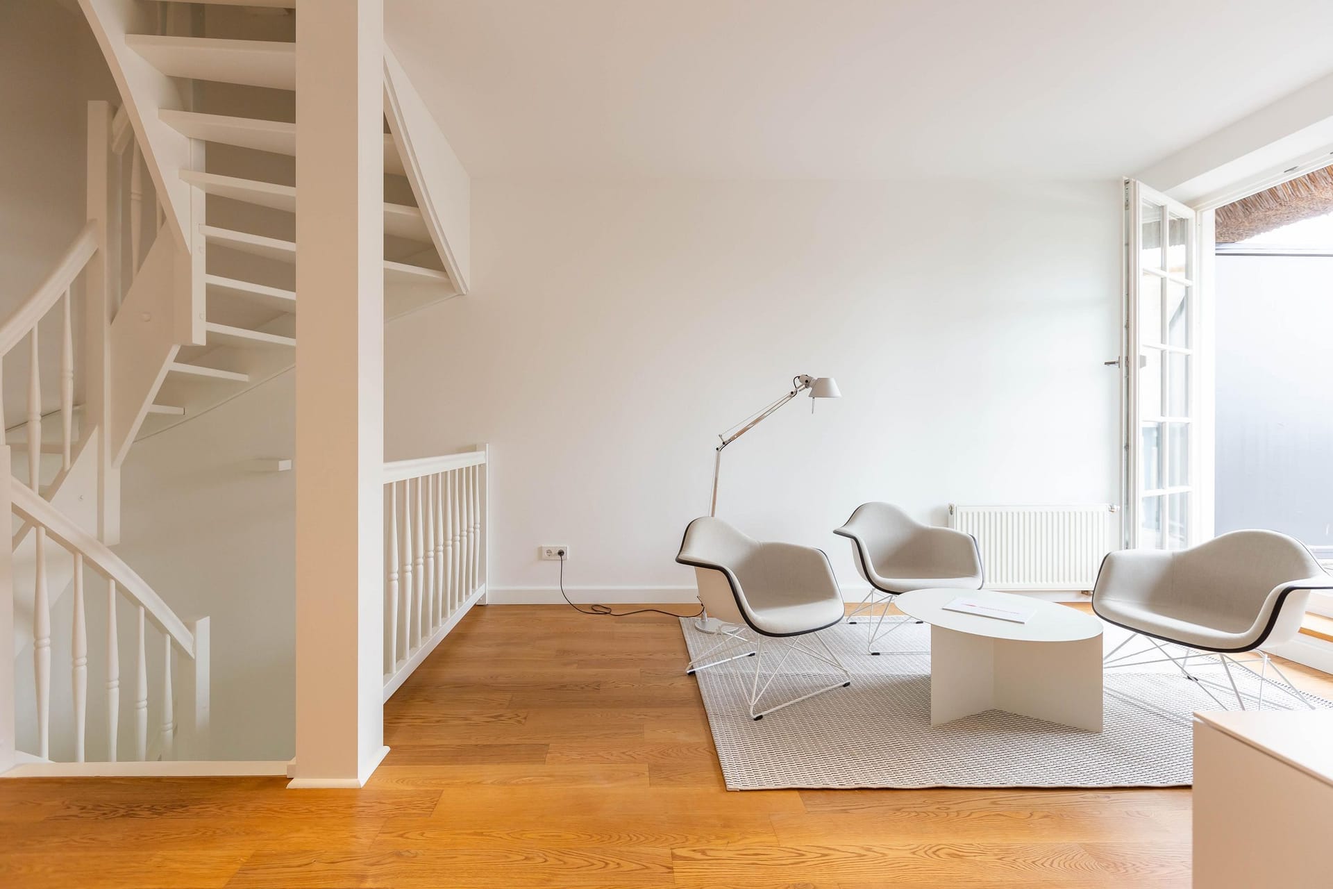 Helles Wohnzimmer mit modernen Möbeln