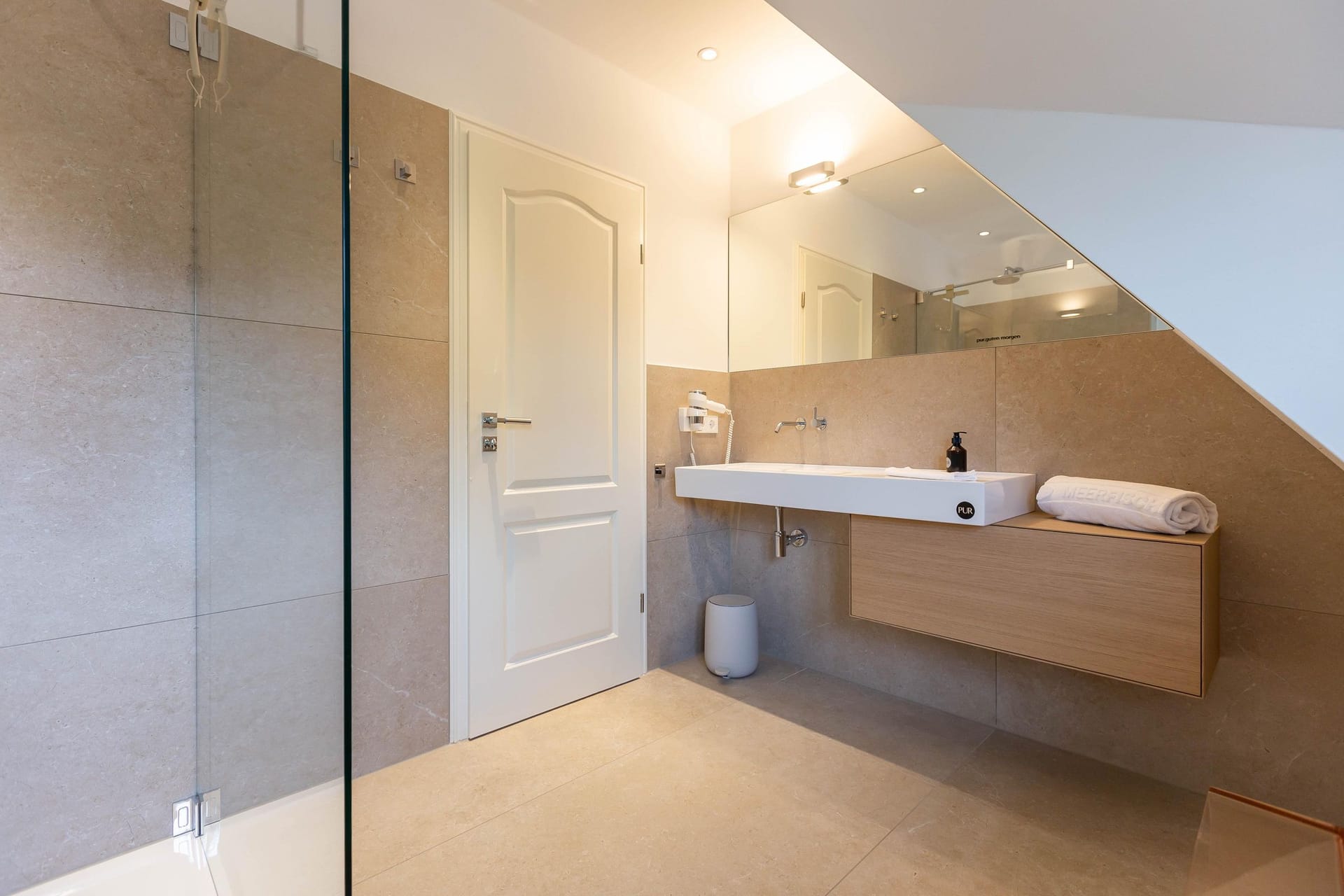 Modernes Badezimmer mit Dusche