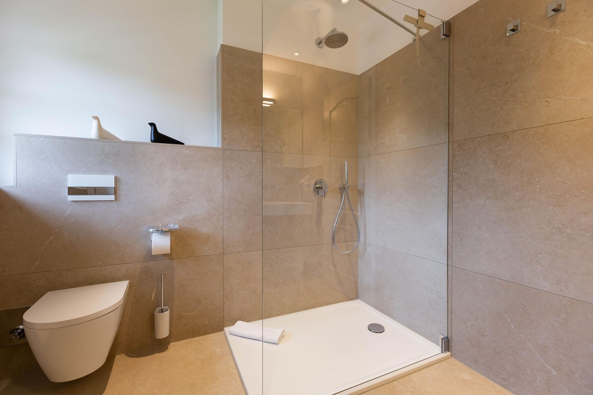 Moderne Dusche im stilvollen Badezimmer