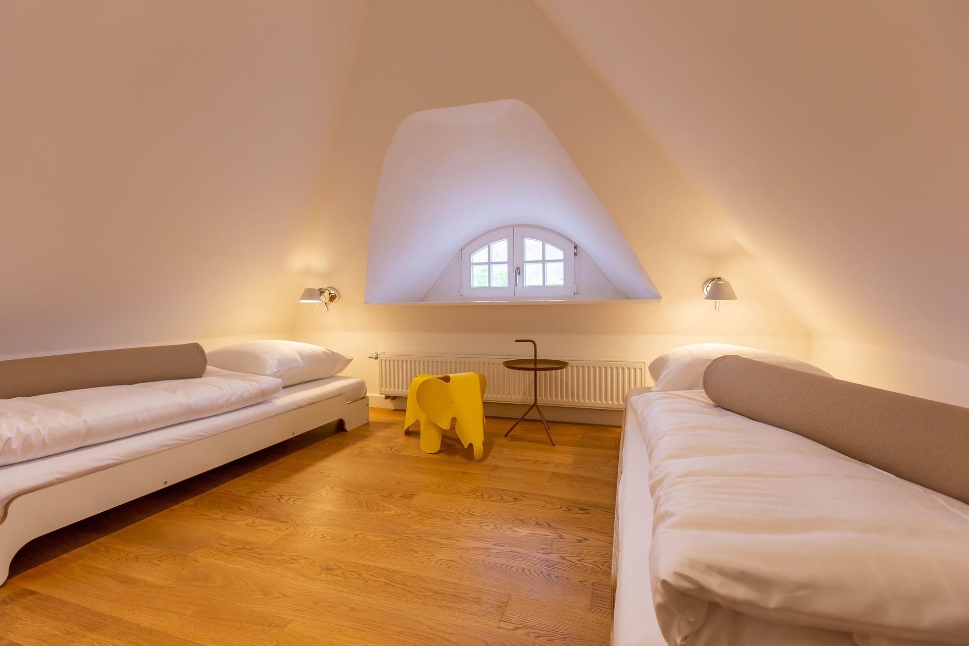 Helles Schlafzimmer mit zwei Einzelbetten