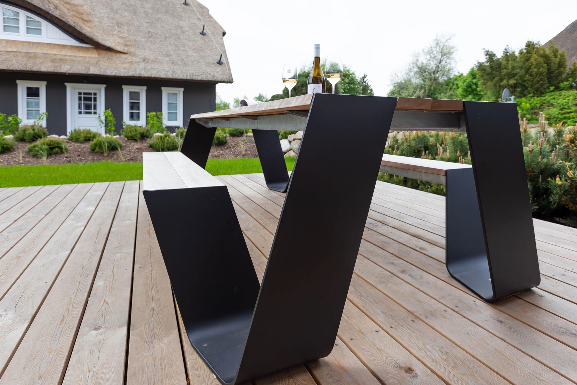 Moderne Terrasse mit Tisch und Sitzbänken