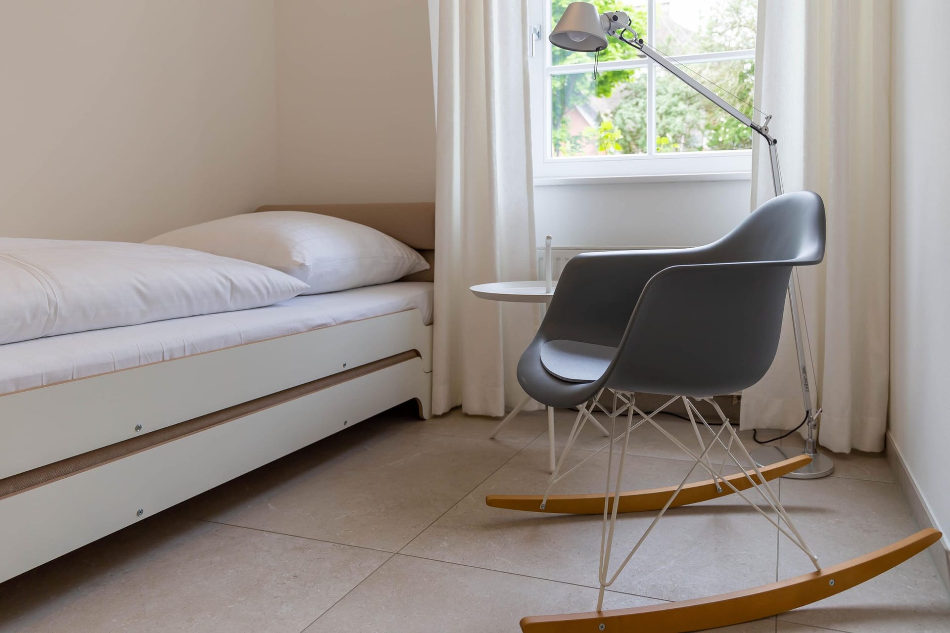 Gemütliches Schlafzimmer mit Einzelbett und Stuhl