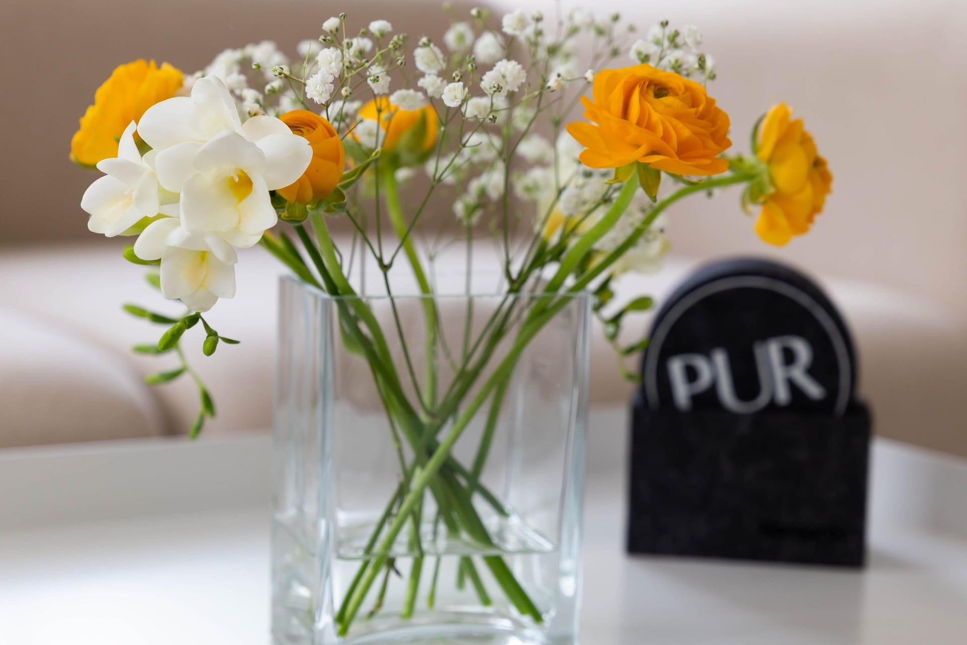 Blumenarrangement im Wohnzimmer