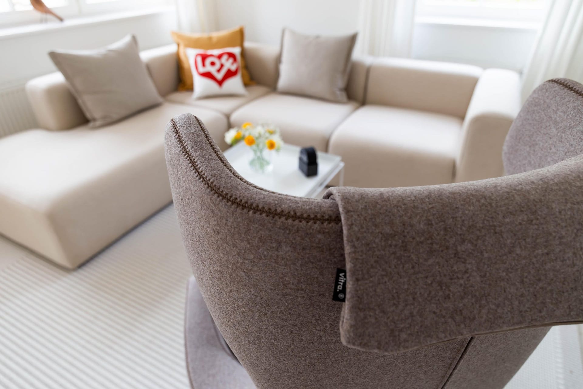 Gemütliches Wohnzimmer mit modernem Sofa