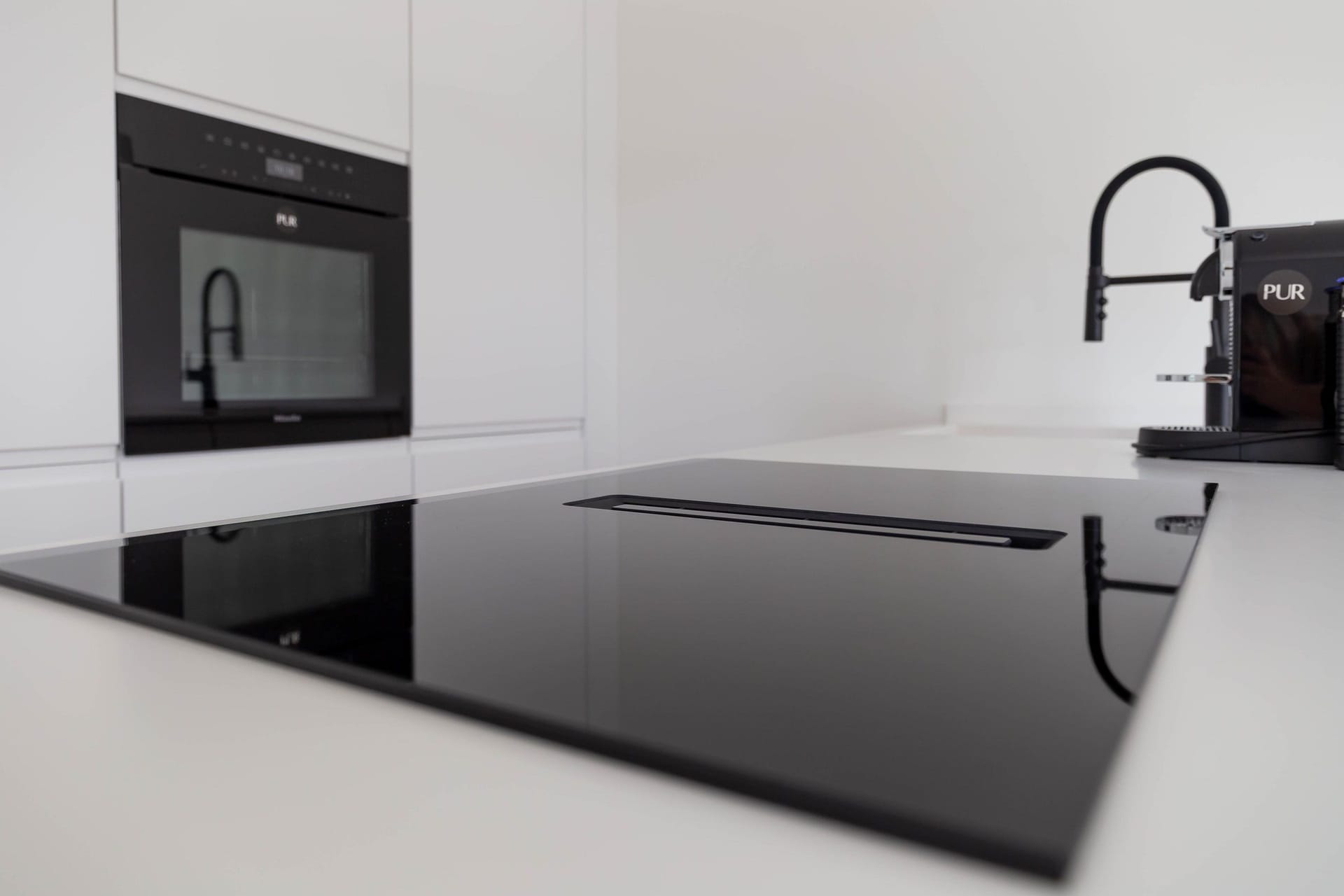 Moderne Küche mit Kochfeld und Backofen