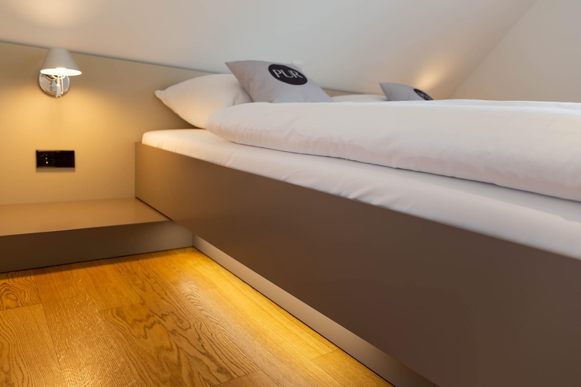 Modernes Schlafzimmer mit Doppelbett