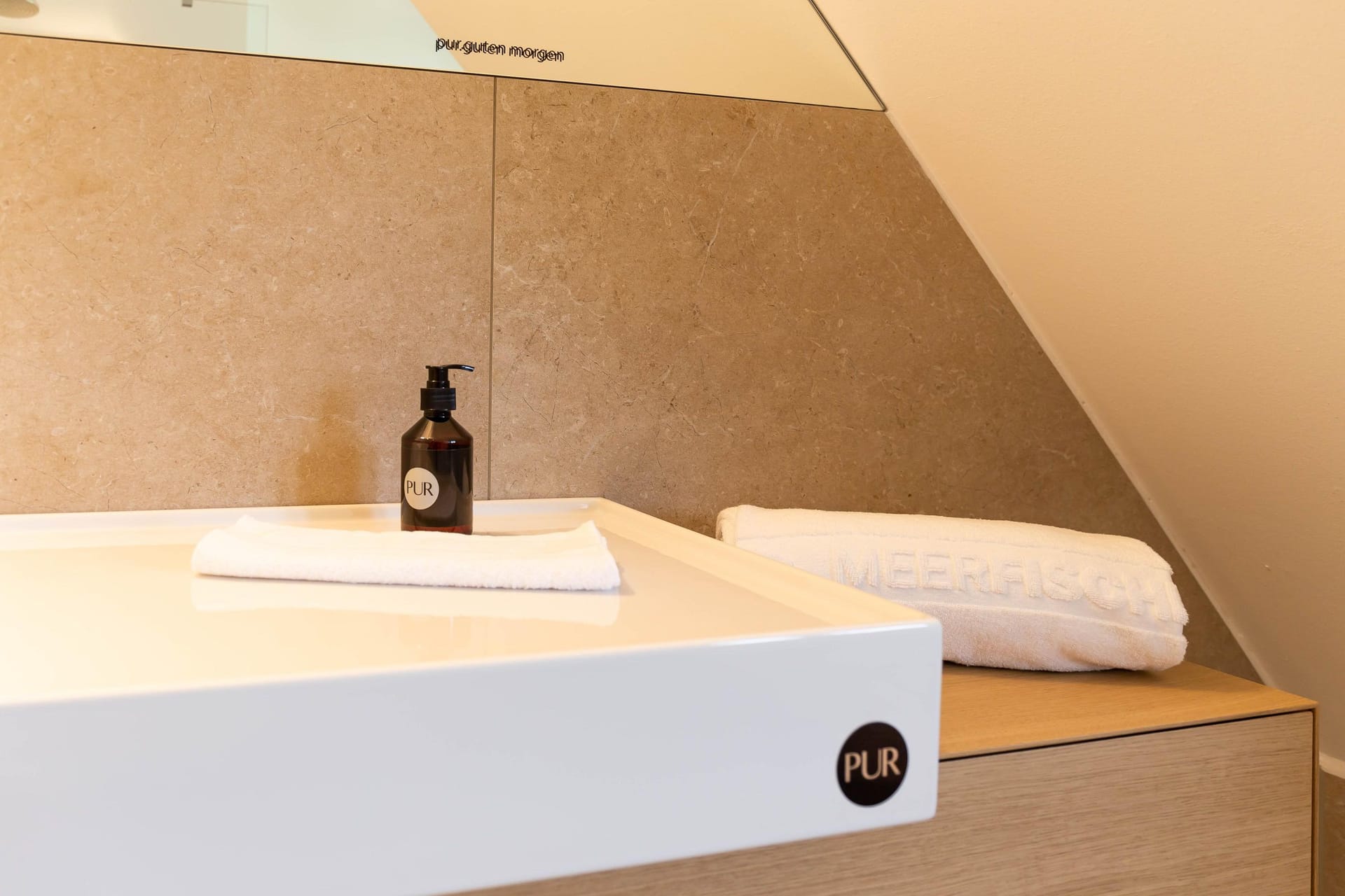 Modernes Badezimmer mit Waschbecken und Handtüchern.