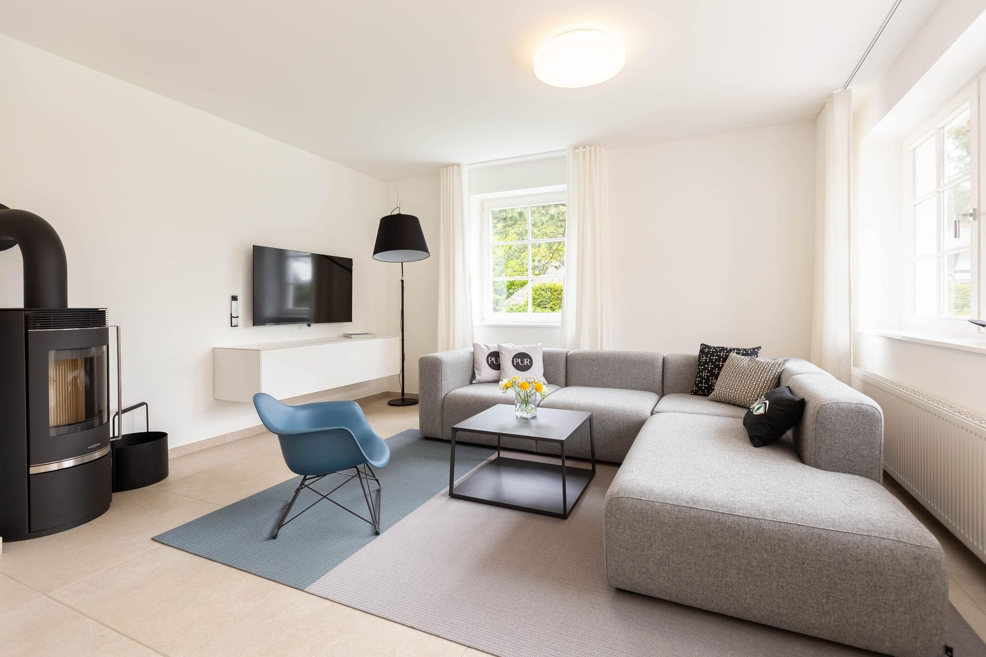 Gemütliches Wohnzimmer mit Sofa und Fernseher