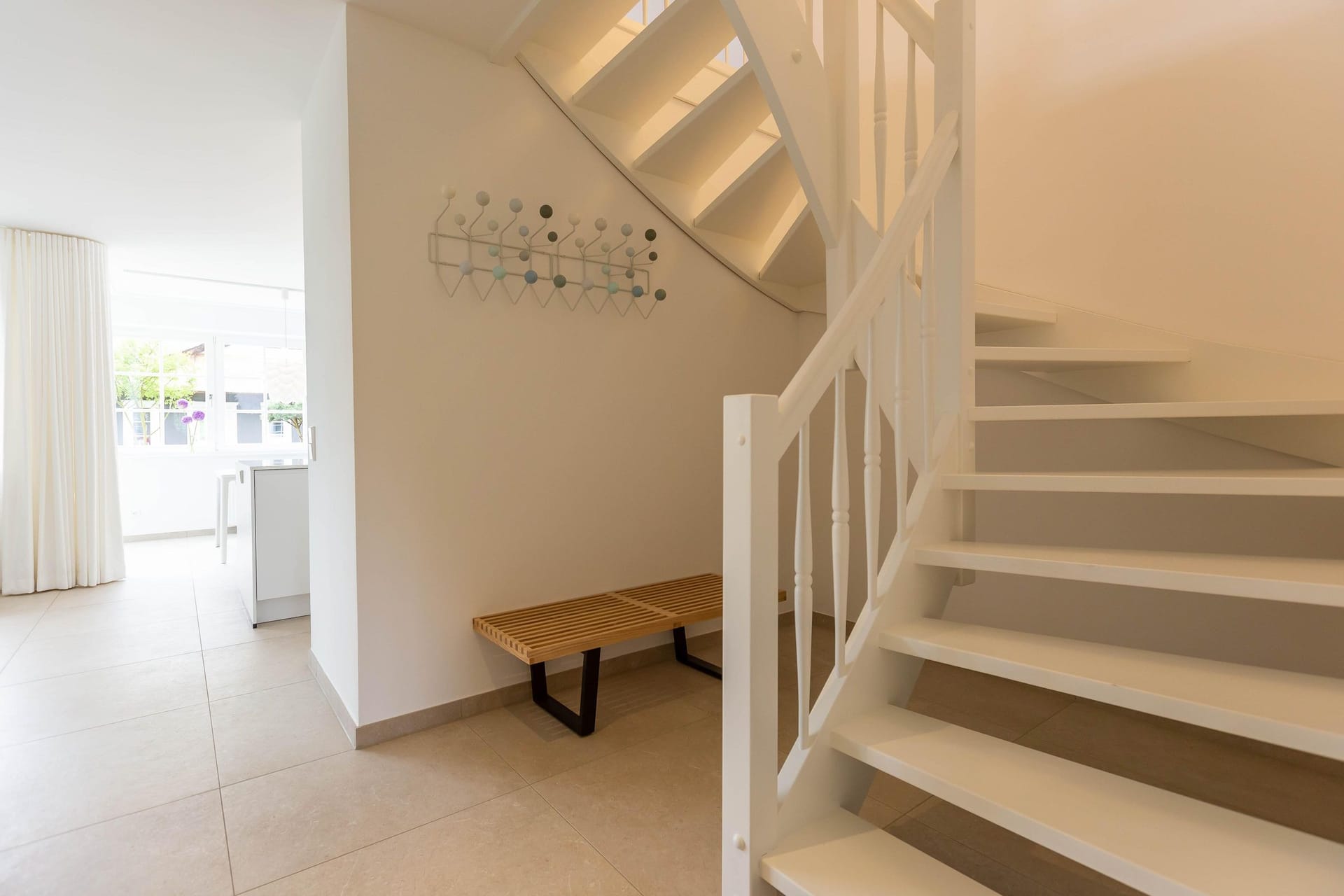 Eingangsbereich mit Treppe und Sitzbank