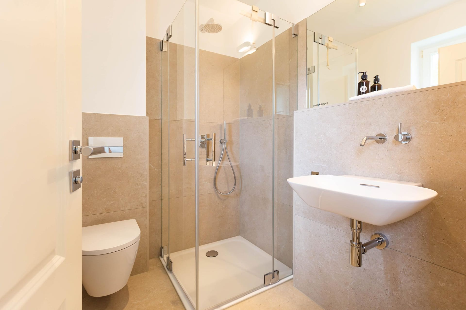 Modernes Badezimmer mit Dusche und Waschbecken