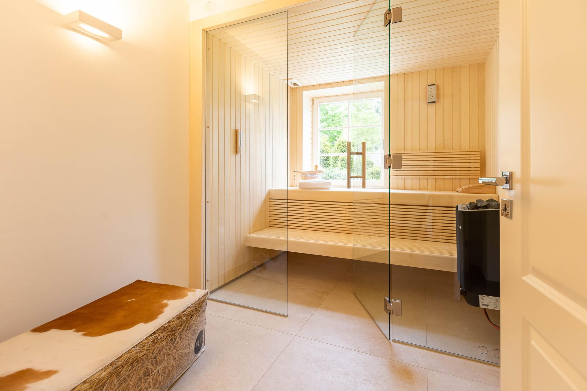 Moderne Sauna mit Glasfront und Holzofen
