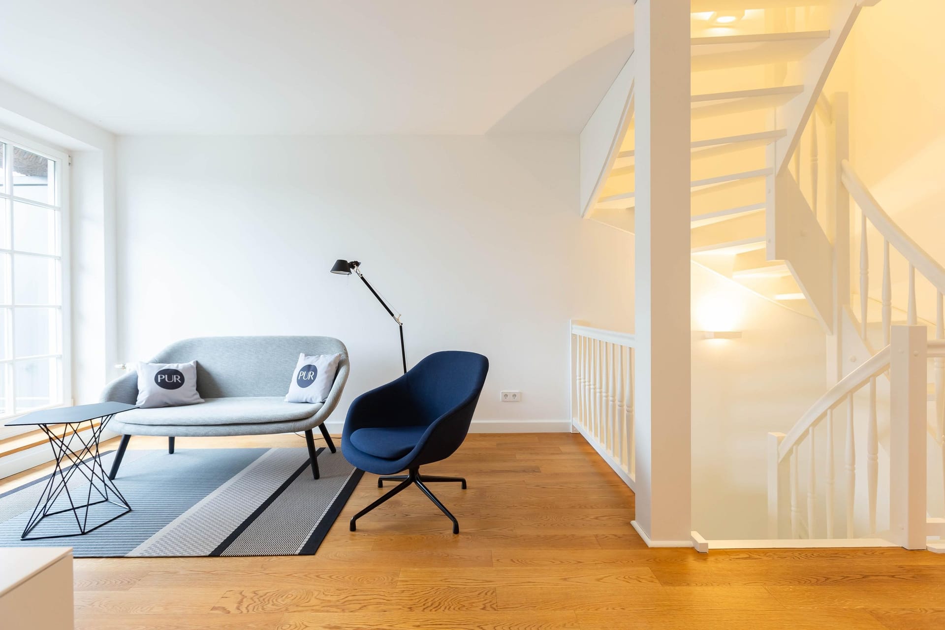 Gemütliches Wohnzimmer mit Sofa und Stehlampe