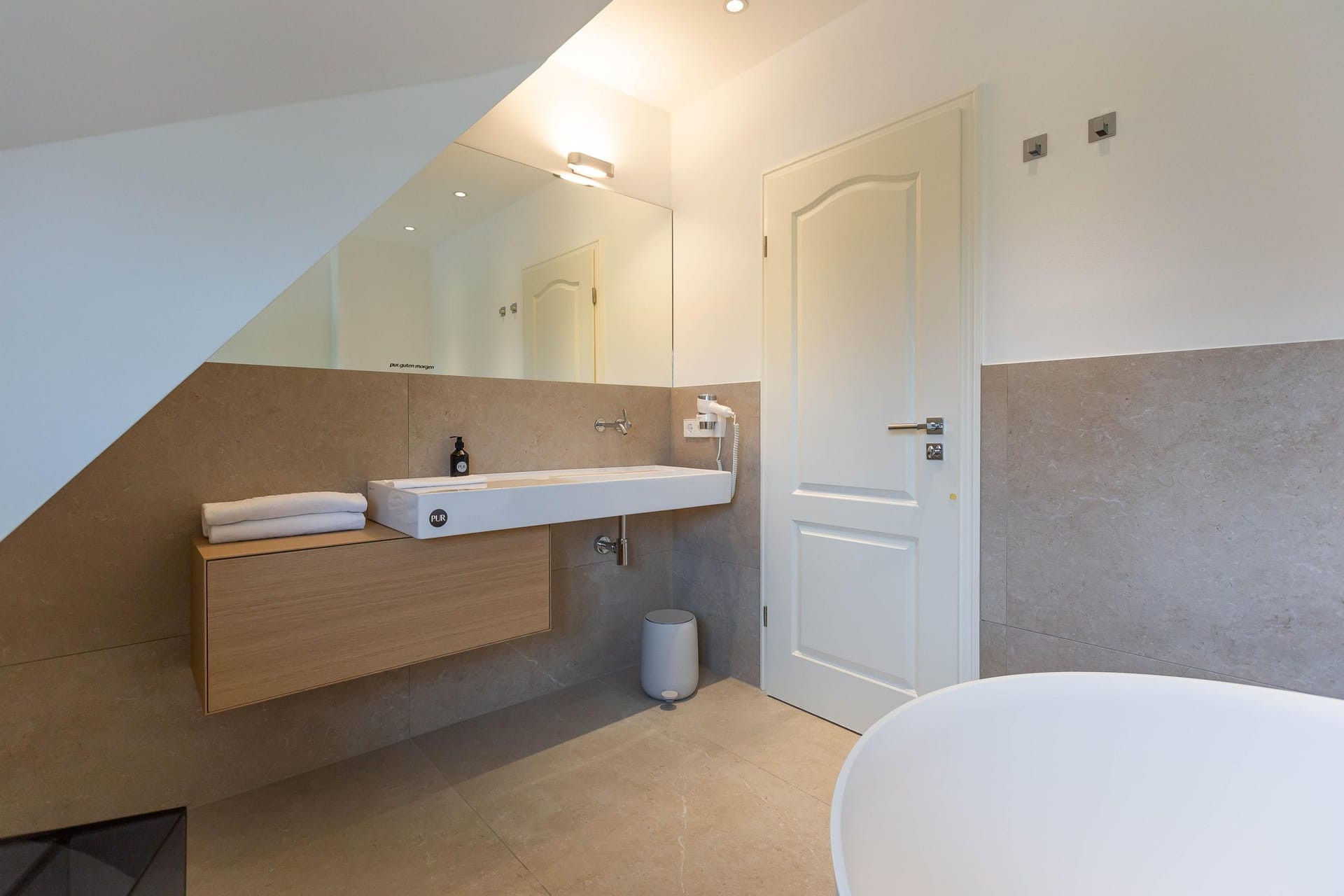 Modernes Badezimmer mit Waschbecken und Spiegel