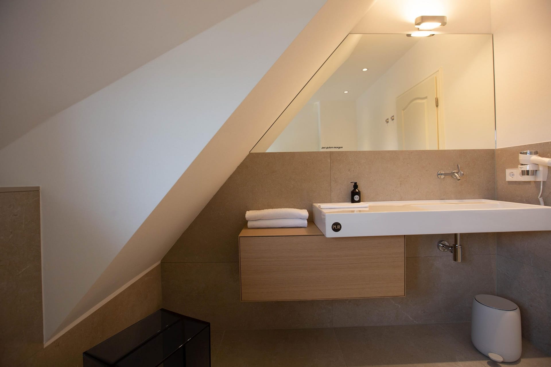 Modernes Badezimmer mit Waschbecken und Spiegel