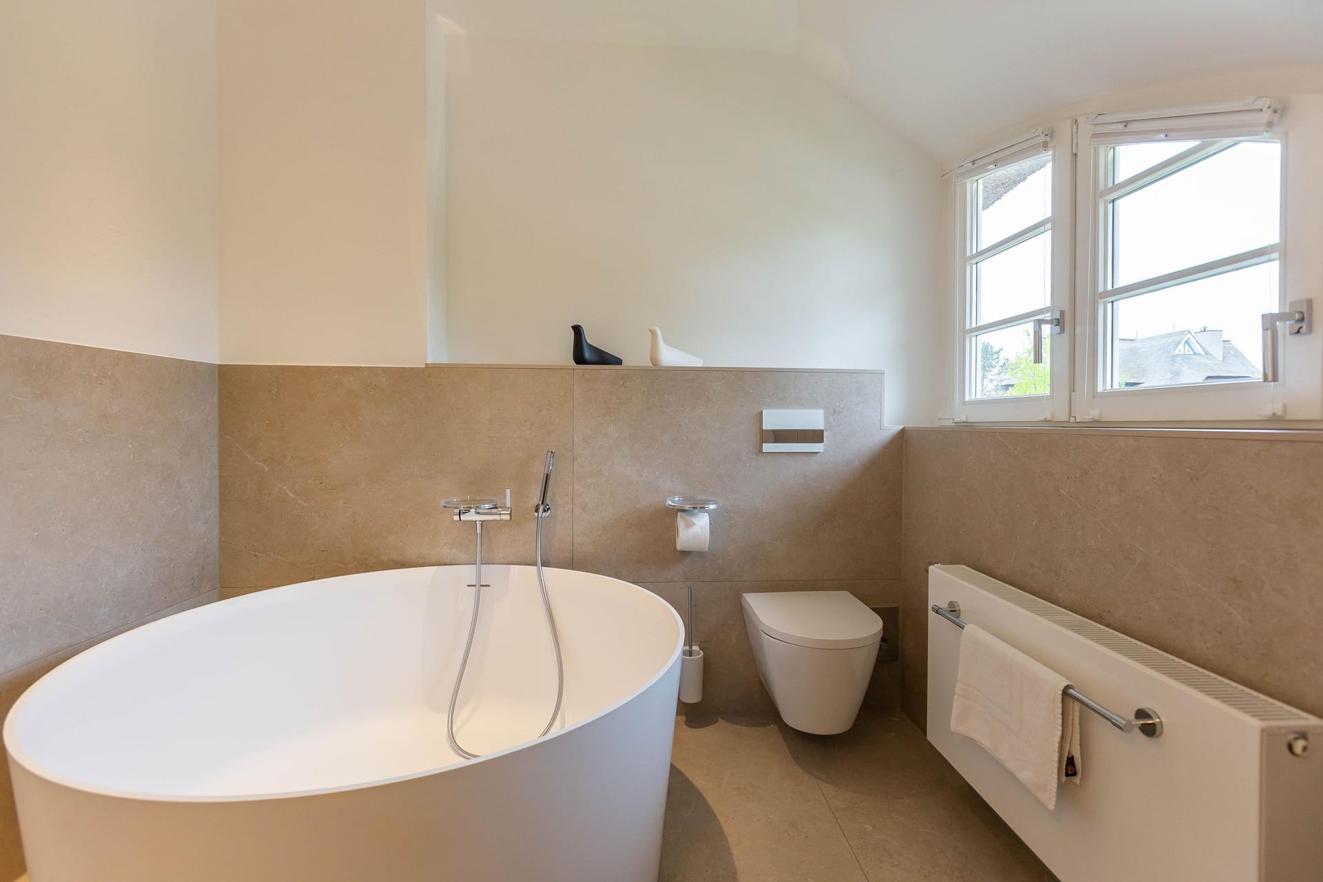 Modernes Badezimmer mit freistehender Badewanne