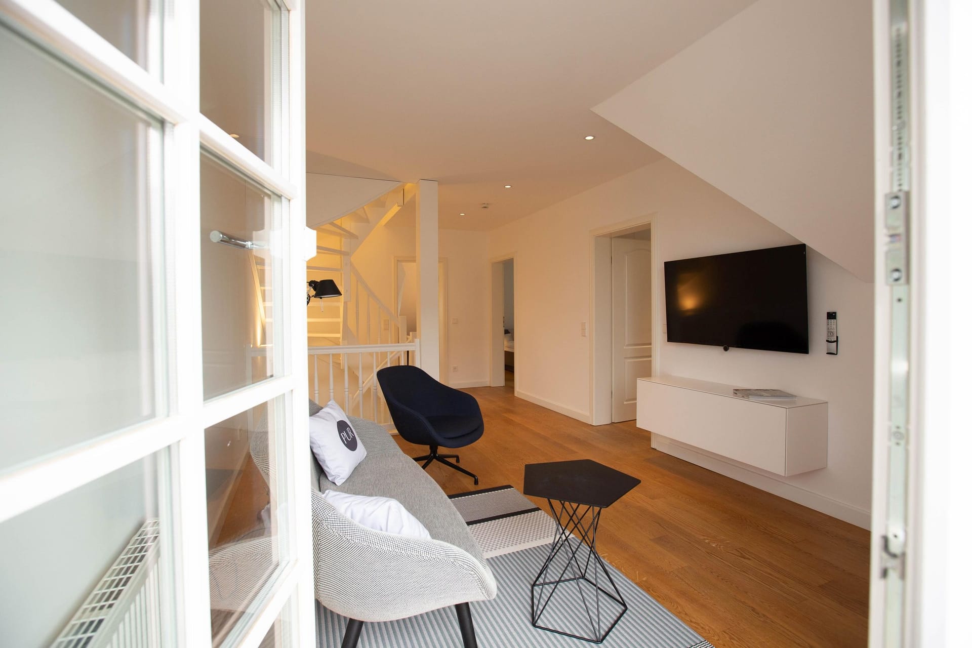 Wohnzimmer mit Sofa und Fernseher