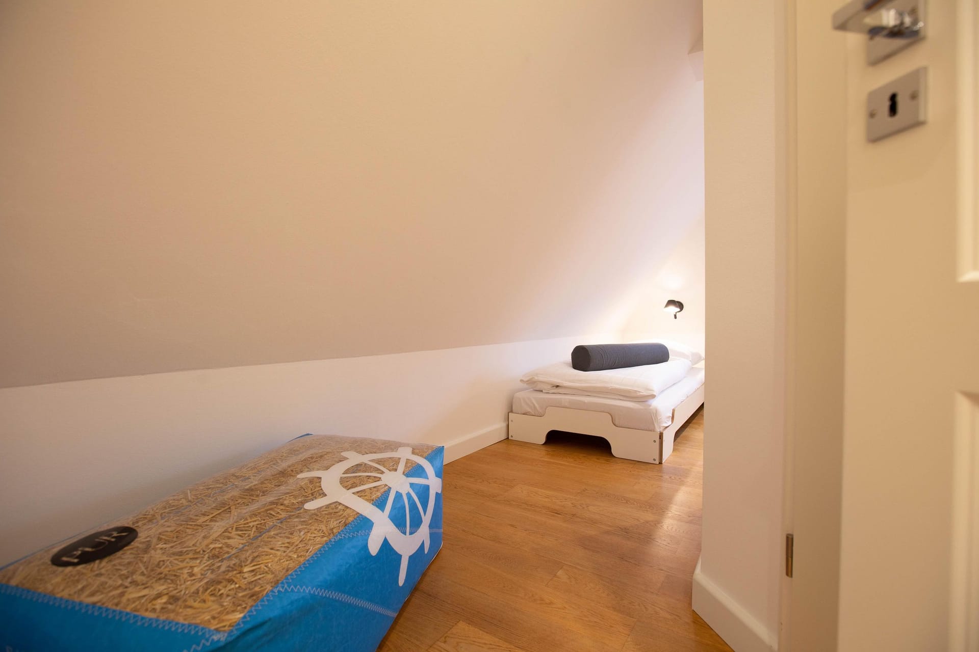 Gemütliches Schlafzimmer mit Bett und Sitzbank.