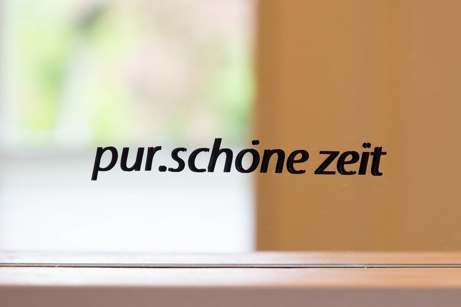 Schriftzug an modernem Spiegel